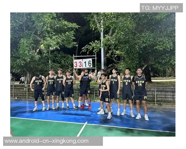 帅哥在篮球场上挥洒汗水展现风采引发众人围观的精彩瞬间 帅哥在篮球场上挥洒汗水展现风采引发众人围观的精彩瞬间